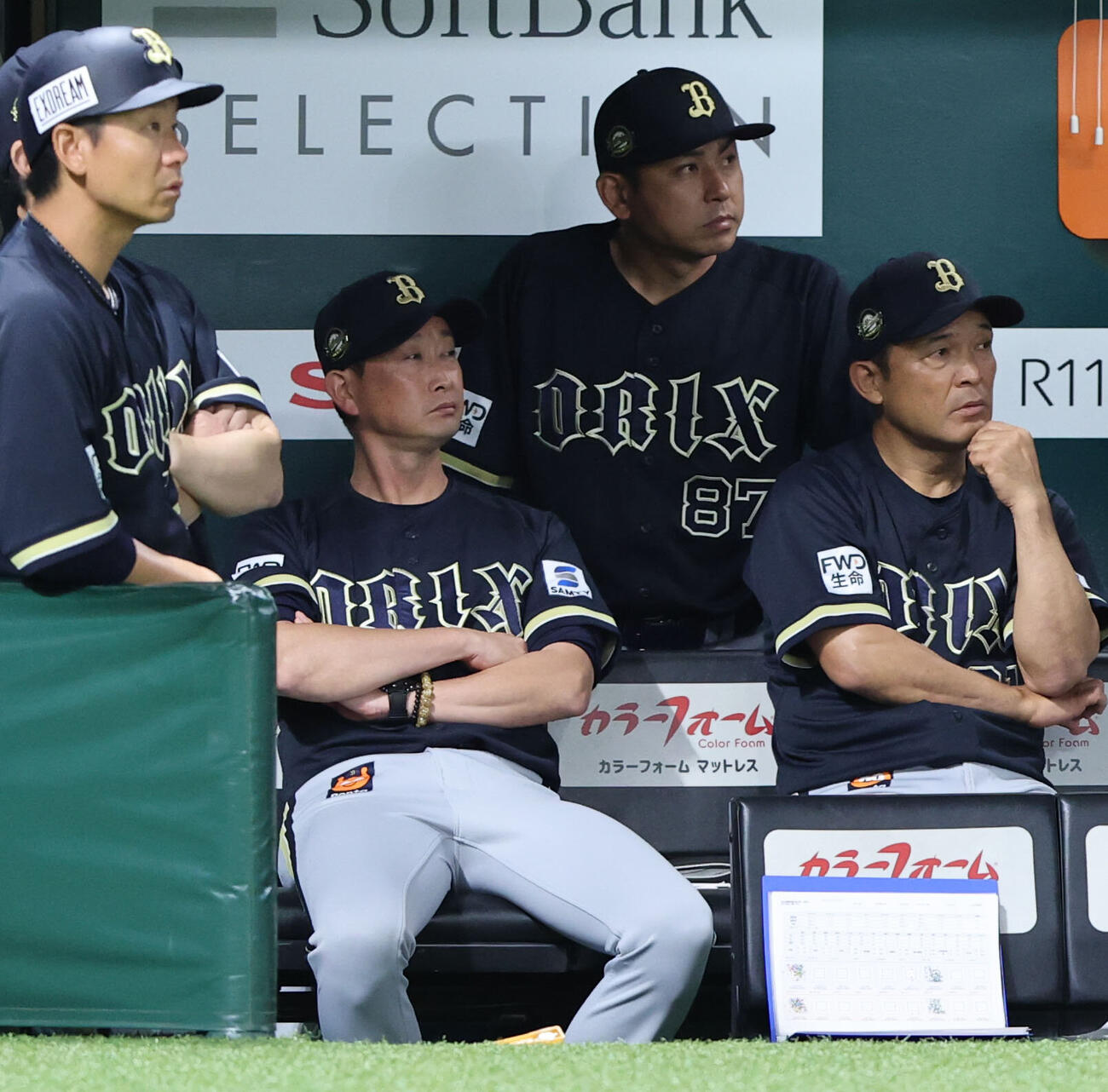 ソフトバンク対オリックス　9回裏ソフトバンク1死満塁、柳田悠岐に中越えサヨナラ打についてリプレイ検証が行われ、結果を待つ岸田護監督（撮影・梅根麻紀）