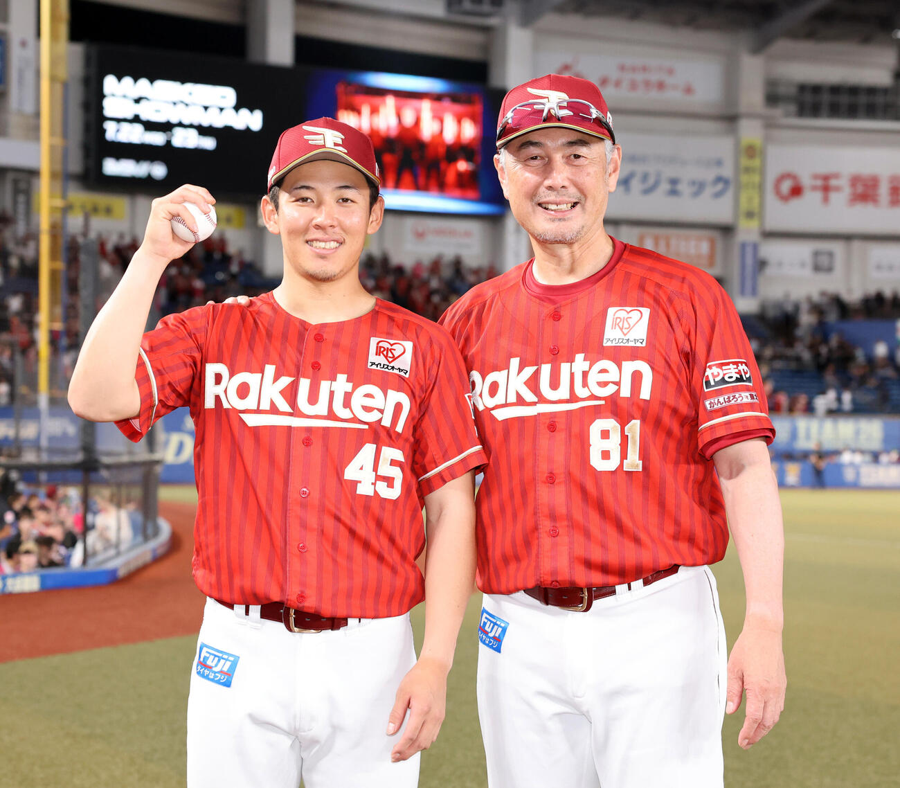 ロッテ対楽天　プロ初勝利を挙げた楽天九谷瑠（左）は記念ボールを手に吉井理人監督と記念撮影（撮影・浅見桂子）