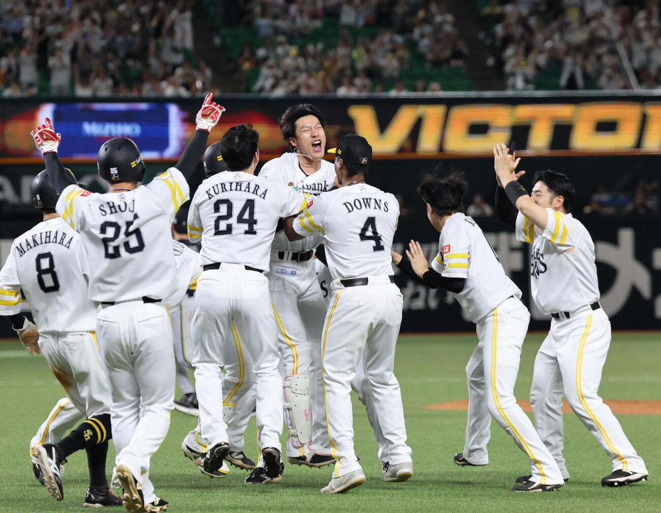 ソフトバンク対オリックス　9回裏ソフトバンク1死満塁、柳田悠岐は中越えにサヨナラ打を放ち歓喜の表情（撮影・梅根麻紀）