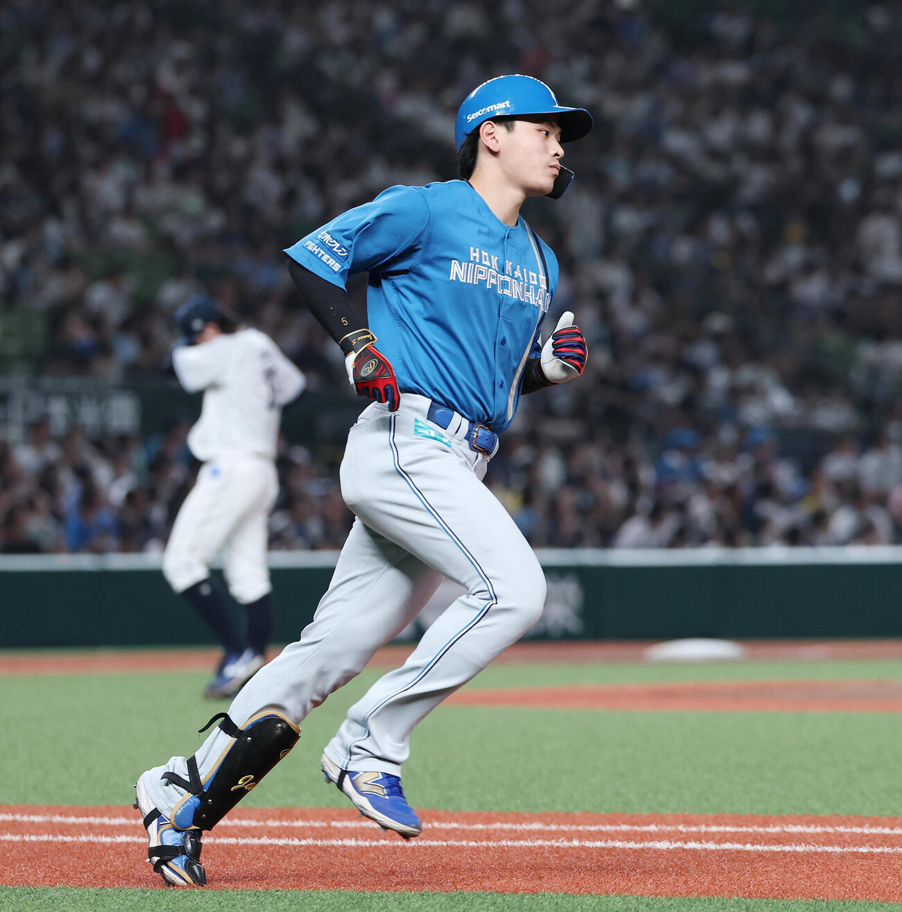 西武対日本ハム　3回表日本ハム2死一、三塁、3点本塁打を放ちダイヤモンドを一周する野村佑希（撮影・宮地輝）