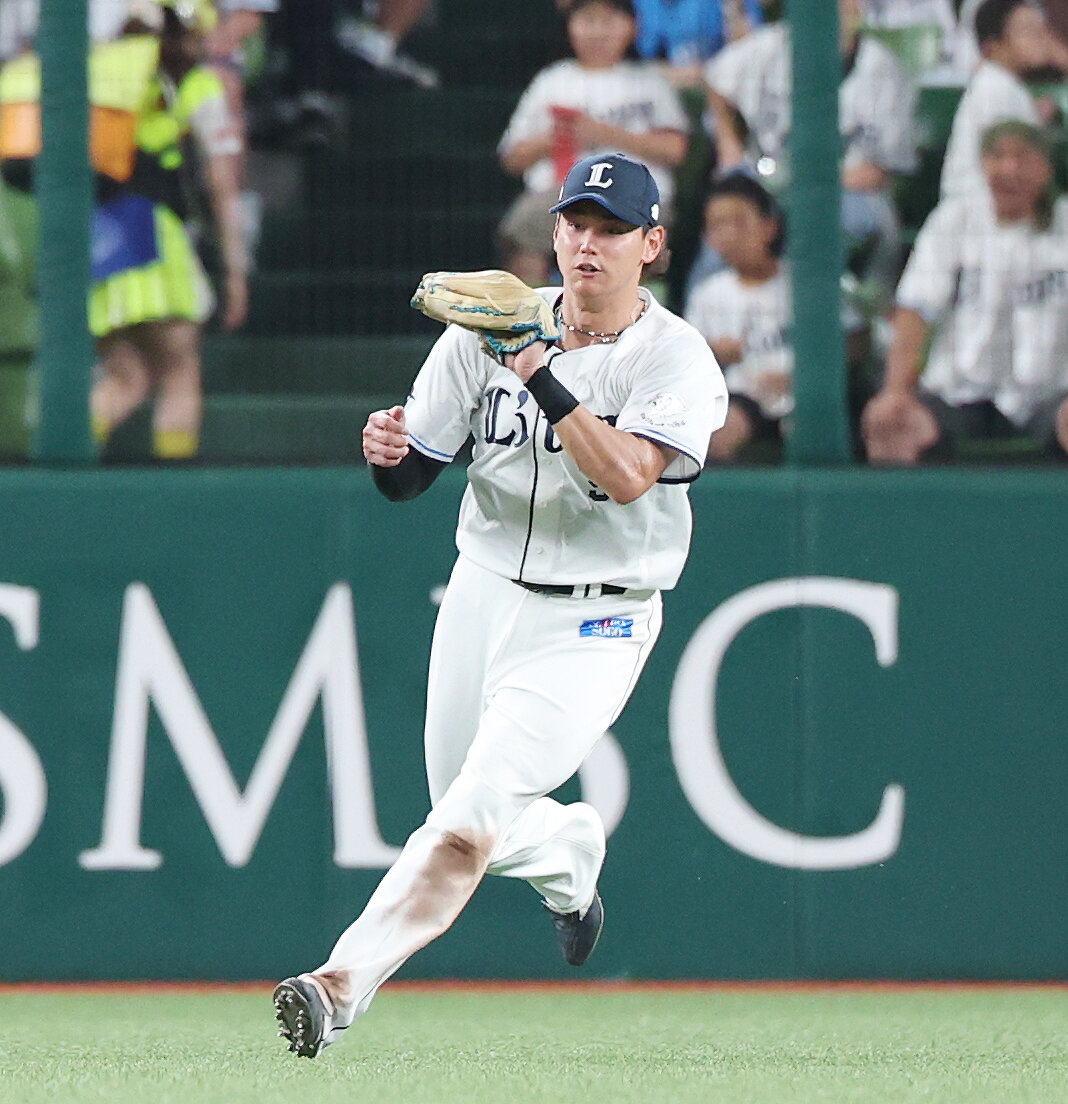 西武対日本ハム　7回表日本ハム1死一塁、矢沢宏太の打球を捕球する西川愛也（撮影・宮地輝）