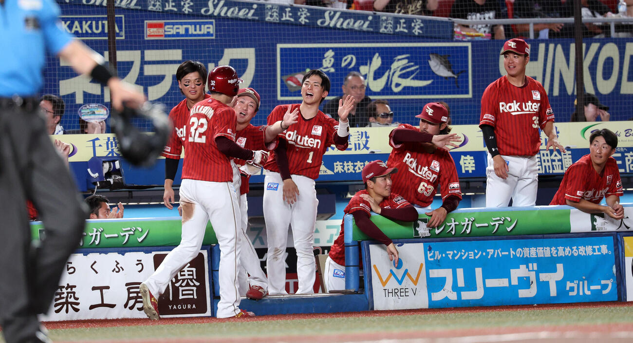ロッテ対楽天　8回表楽天2死三塁、平良竜哉の適時打で生還した中島大輔（左）を笑顔で迎える宗山塁（中央）ら楽天ナイン（撮影・浅見桂子）