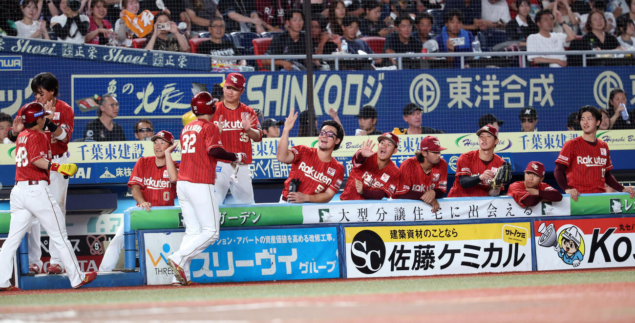 ロッテ対楽天　7回表楽天2死満塁、村林一輝の2点適時打での生還した中島大輔（背番号32）らを迎える楽天ナイン（撮影・浅見桂子）