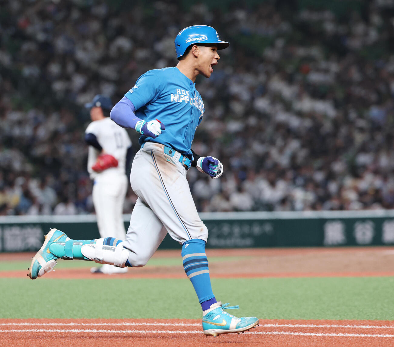 23日の西武対日本ハム　6回表日本ハム無死一塁、通算100号となる2点本塁打を放ちガッツポーズする万波中正（撮影・宮地輝）