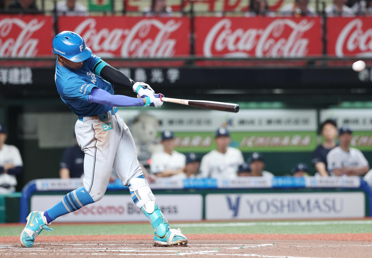 西武対日本ハム　6回表日本ハム無死一塁、通算100号となる2点本塁打を放つ万波中正（撮影・宮地輝）