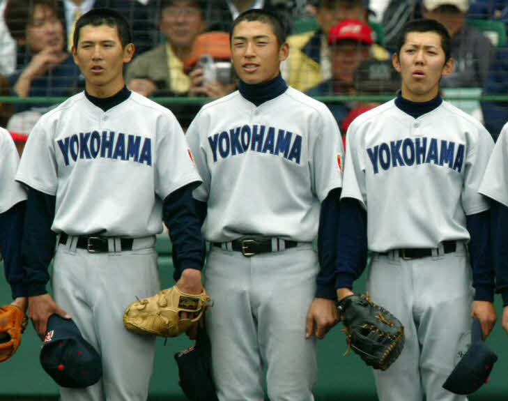 2003年4月、選抜大会で決勝進出を決め校歌を歌う横浜の、左から涌井（左端）と成瀬（右端）