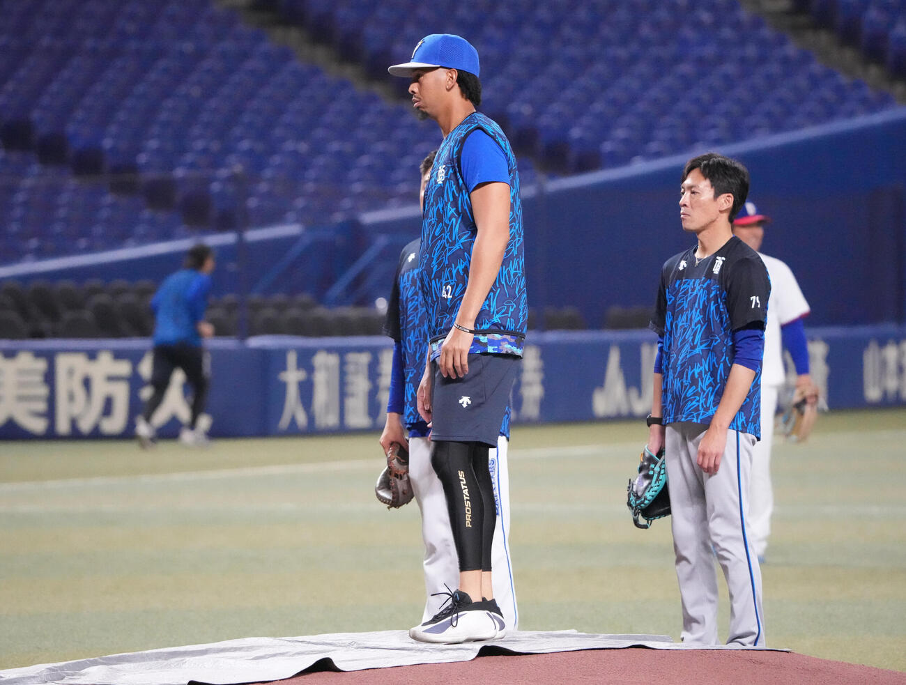 中日対DeNA　試合前、マウンドをチェックする一軍に合流したオスバルド・ビド（撮影・森本幸一）