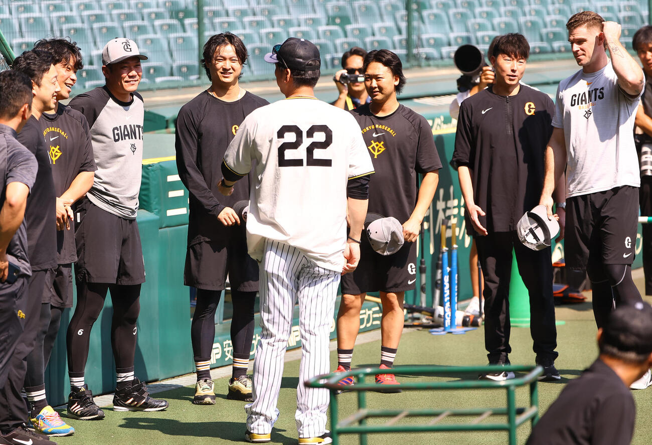 阪神対巨人　藤川球児監督（中央）にあいさつをする球宴に出場する巨人右からトレイ・キャベッジ、通訳さん、船迫大雅、1人置いて田中瑛斗、坂本勇人、大城卓三、浦田俊輔（撮影・上田博志）