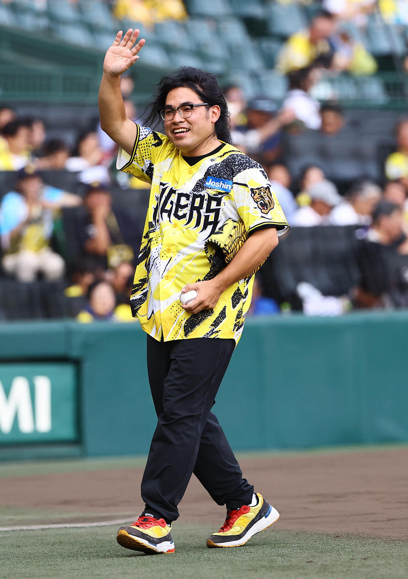 阪神対巨人　ファーストピッチセレモニーを務めたロッチ･中岡創一はファンに笑顔を見せる（撮影・上田博志）
