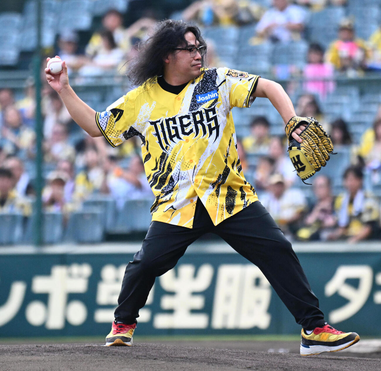 阪神対巨人　ファーストピッチセレモニーを務めるロッチ中岡創一（撮影・石井愛子）