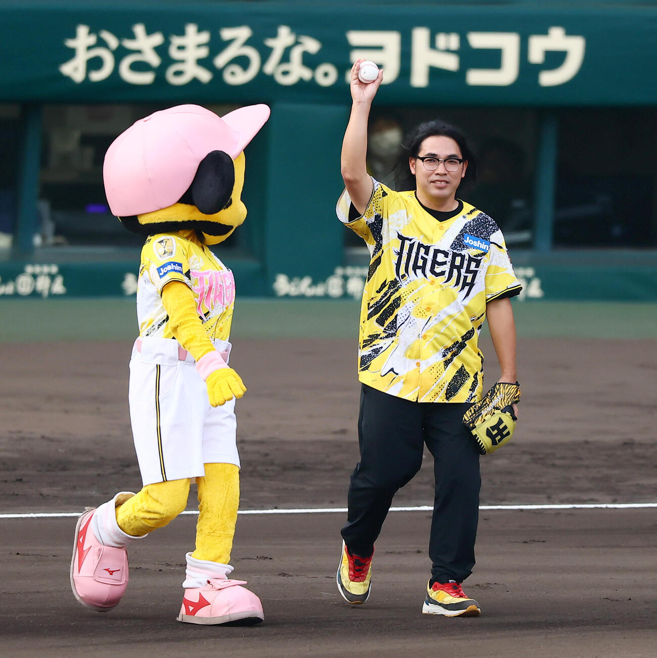 阪神対巨人　ロッチ中岡がファーストピッチセレモニーに登場（撮影・加藤哉）