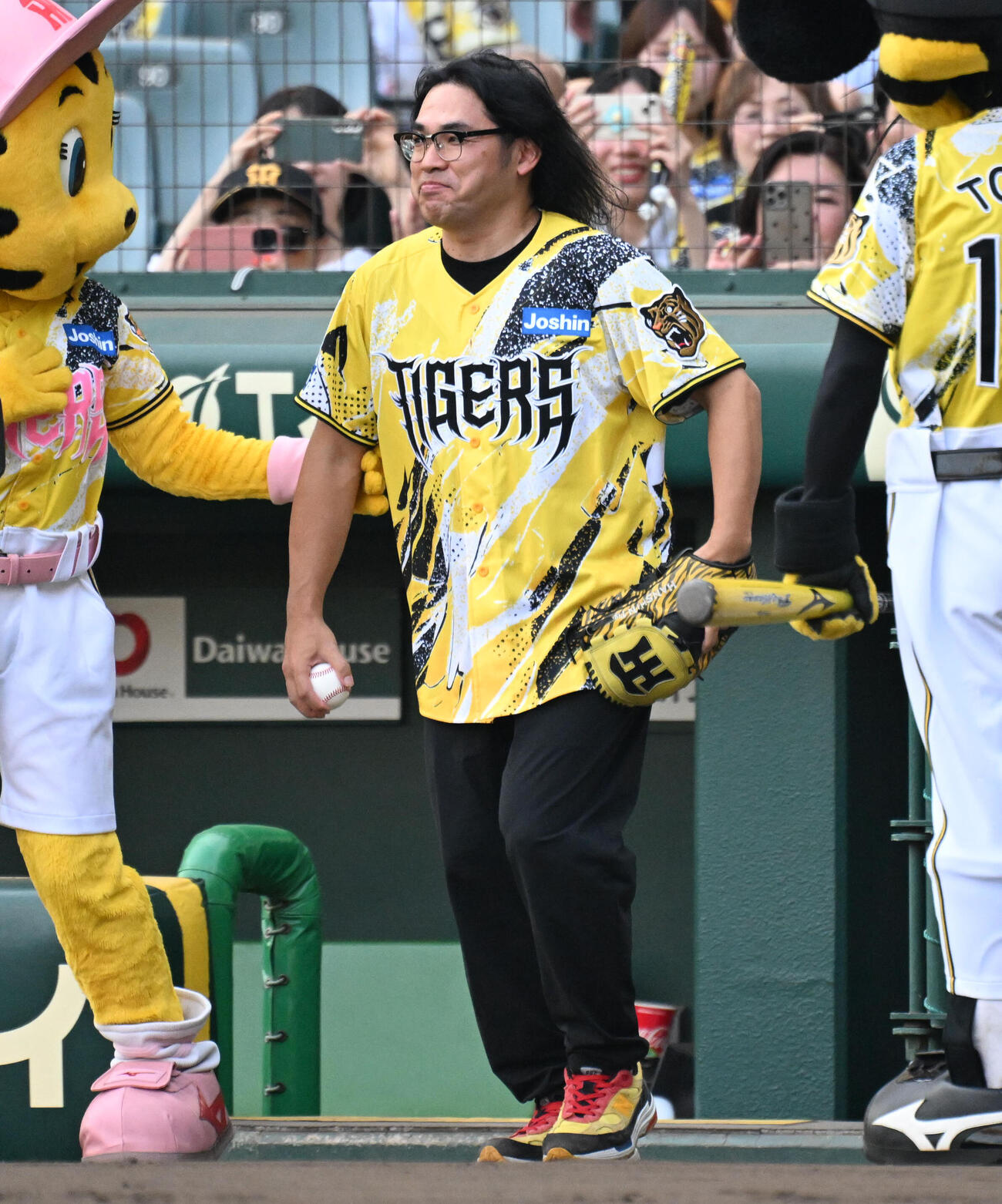 阪神対巨人　ファーストピッチセレモニーを務めるロッチ中岡創一（撮影・石井愛子）