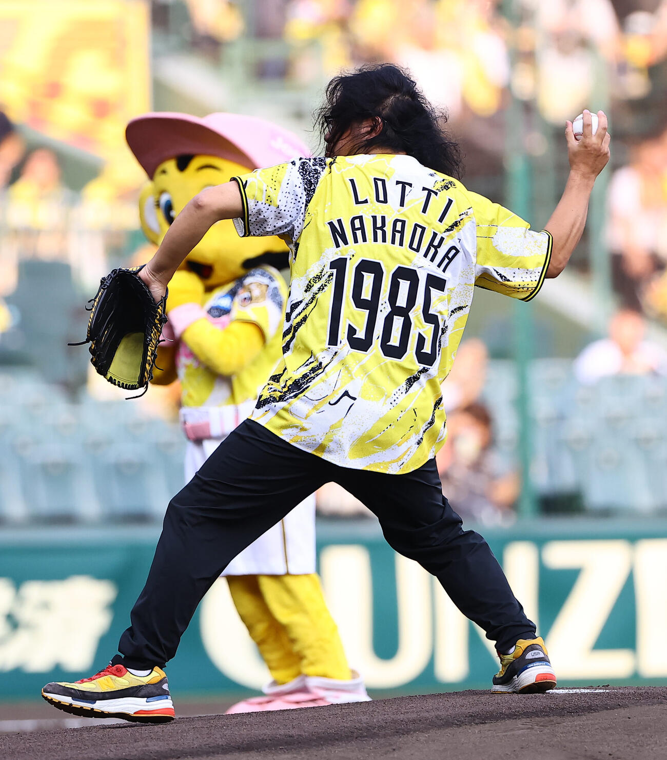 阪神対巨人　ファーストピッチセレモニーで投球するロッチ･中岡創一（撮影・上田博志）