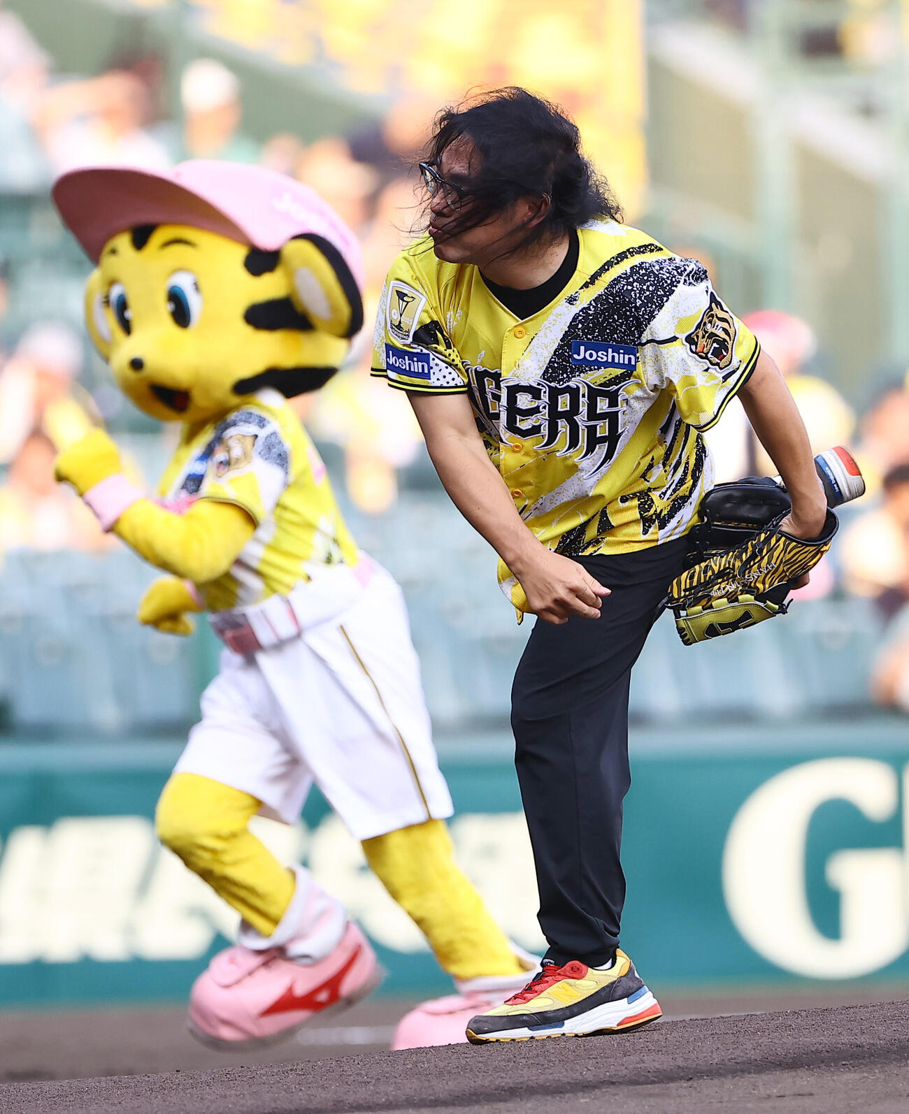 阪神対巨人　ファーストピッチセレモニーで投球するロッチ･中岡創一（撮影・上田博志）