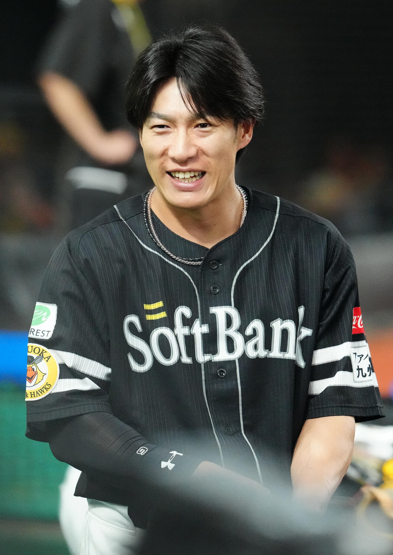 西武対ソフトバンク　試合前、ベンチで準備するソフトバンク柳田悠岐（撮影・江口和貴）
