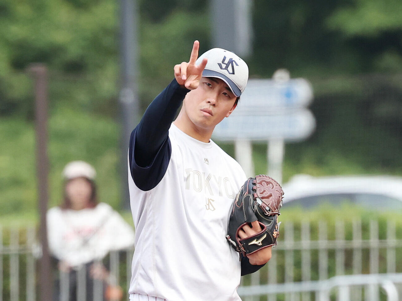 ヤクルト対広島　試合前練習でキャッチボールするヤクルト西舘昂汰（撮影・宮地輝）
