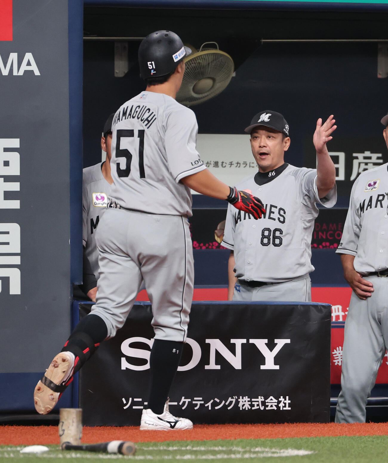 オリックス対ロッテ　1回裏ロッテ1死、本塁打の山口航輝をベンチで迎えるサブロー監督（撮影・西尾就之）
