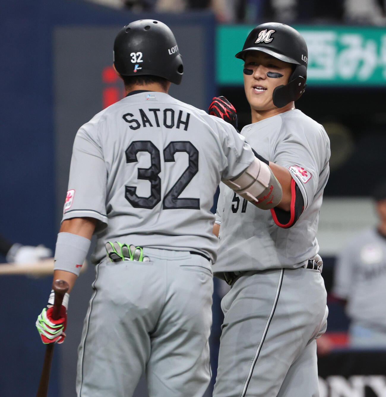 オリックス対ロッテ　1回裏ロッテ1死、山口航輝は本塁打を放ち生還、佐藤都志也とタッチをかわす（撮影・西尾就之）