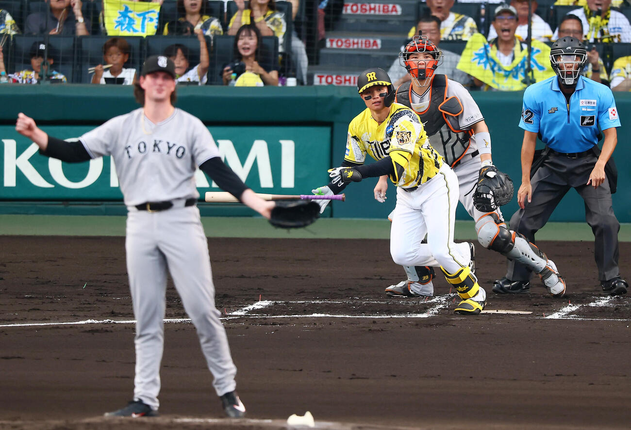阪神対巨人　1回裏阪神1死一塁、森下翔太は中前打を放つ。投手フォレスト・ウィットリー（撮影・加藤哉）