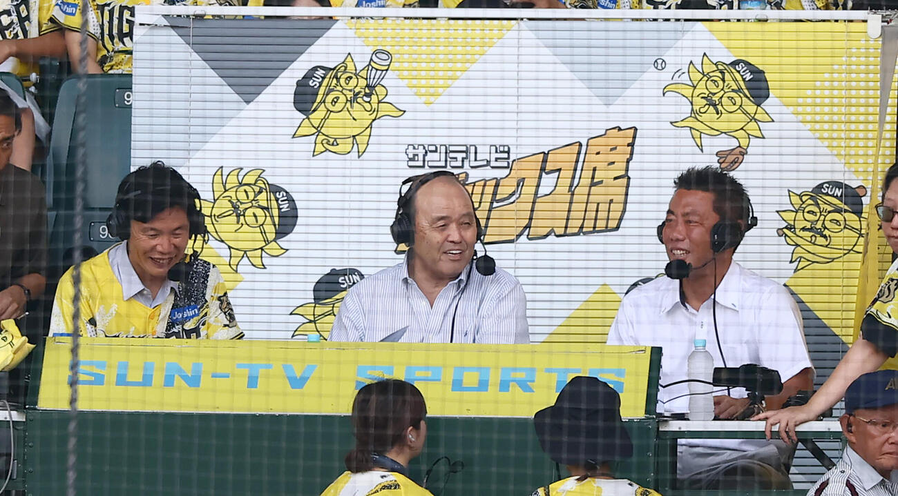 阪神対巨人　サンテレビ解説の阪神岡田彰布オーナー付顧問と右は上原浩治氏（撮影・加藤哉）