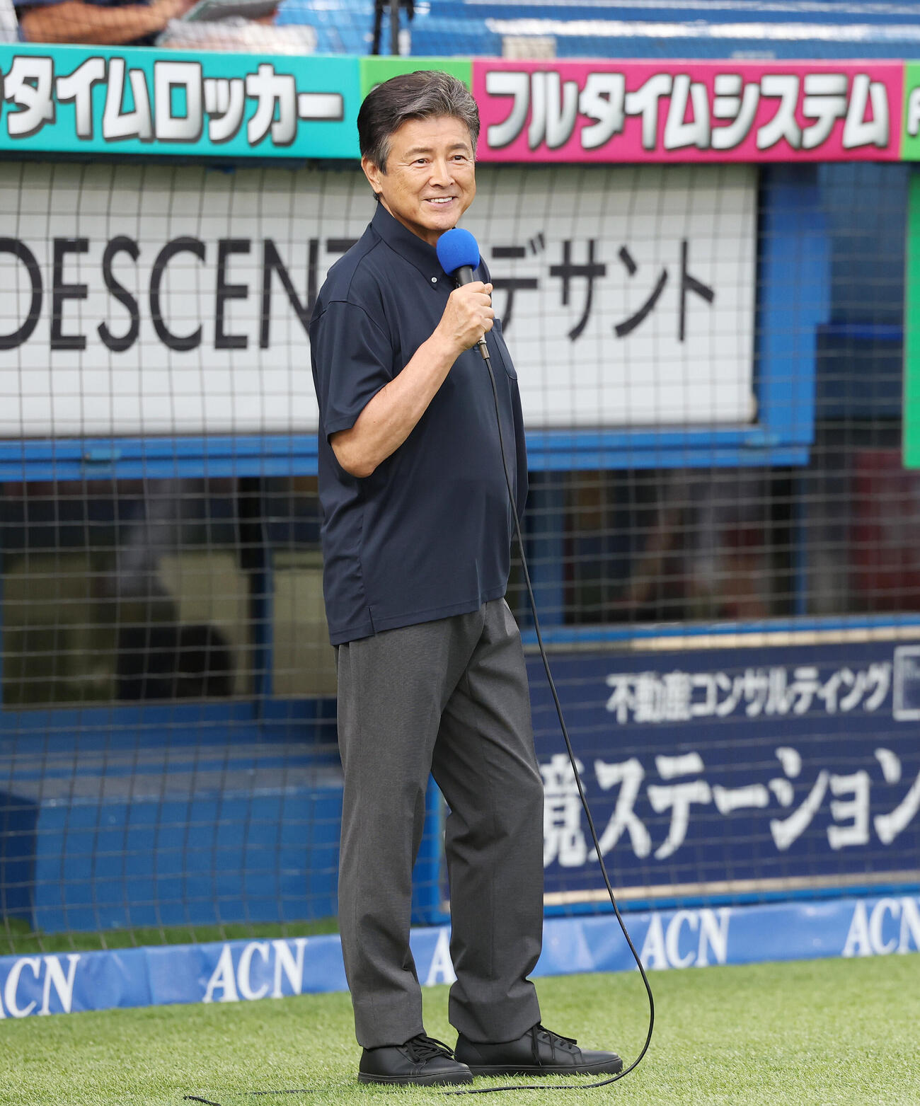 ヤクルト対広島　始球式を務める三浦友和（撮影・宮地輝）
