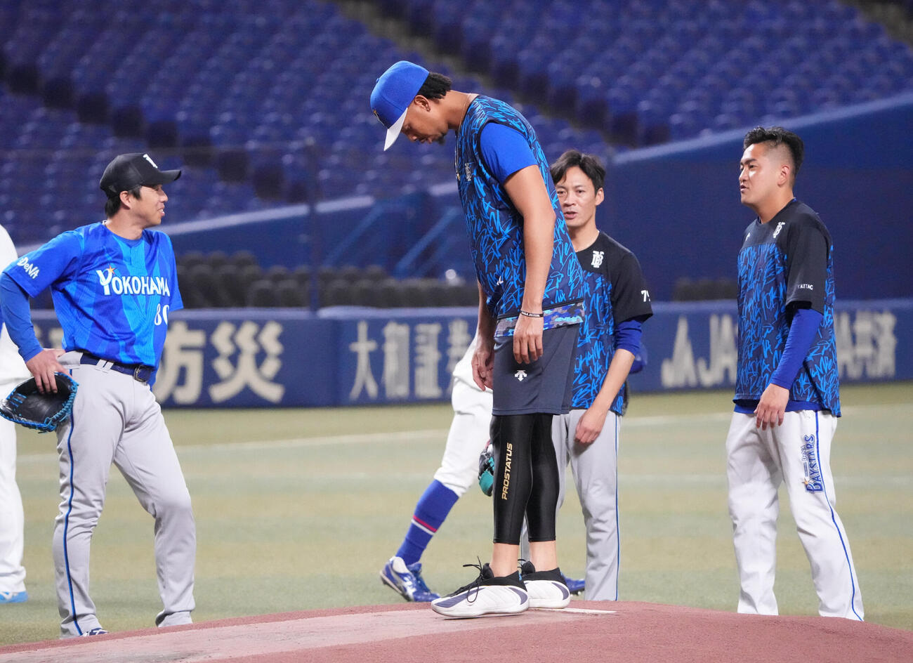 中日対DeNA　試合前、マウンドをチェックする一軍に合流したオスバルド・ビド（撮影・森本幸一）
