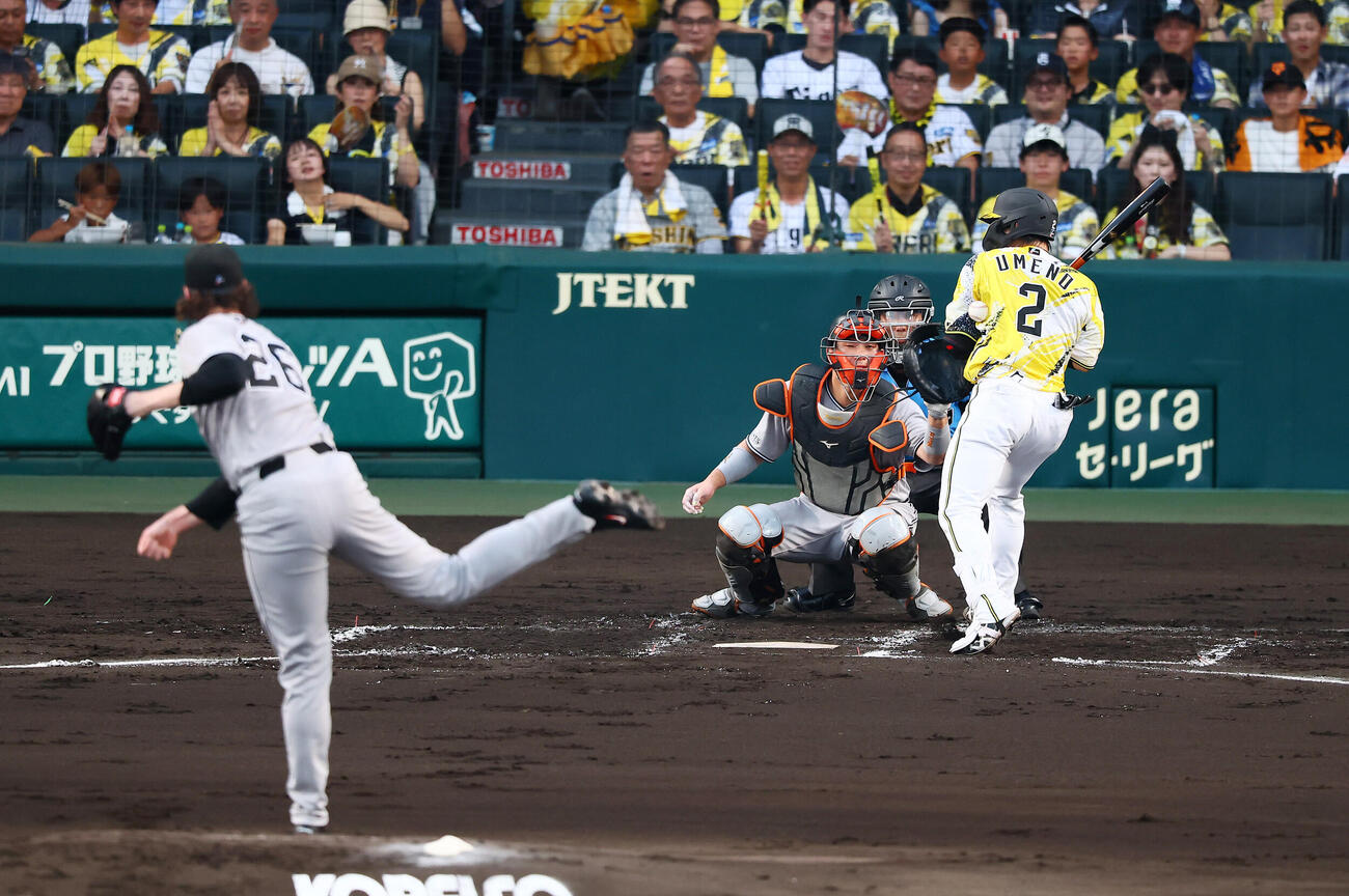 阪神対巨人　2回裏阪神無死一塁、梅野隆太郎は死球を受ける。投手フォレスト・ウィットリー（撮影・加藤哉）