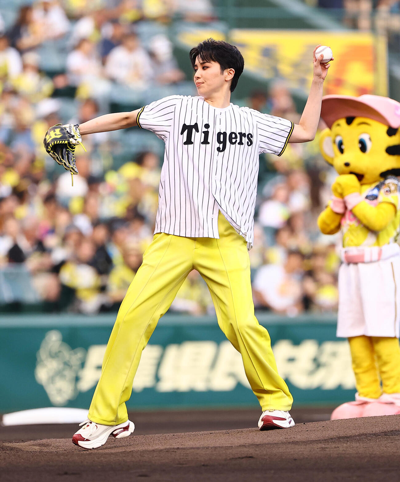 阪神対巨人　始球式を務める宝塚歌劇団・星組トップスターの暁千星（撮影・上田博志）