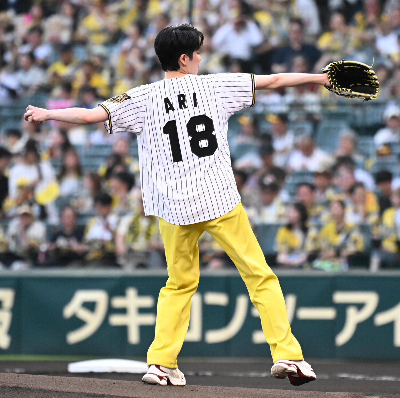 阪神対巨人　始球式を務める宝塚歌劇団星組の暁千星..（撮影・石井愛子）