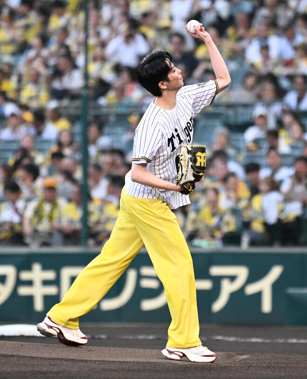 阪神対巨人　始球式を務める宝塚歌劇団星組の暁千星..（撮影・石井愛子）