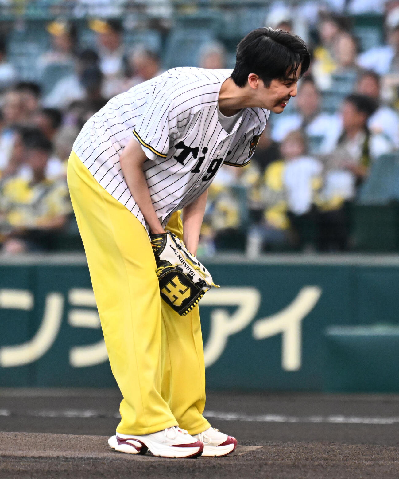 阪神対巨人　始球式を務める宝塚歌劇団星組の暁千星..（撮影・石井愛子）