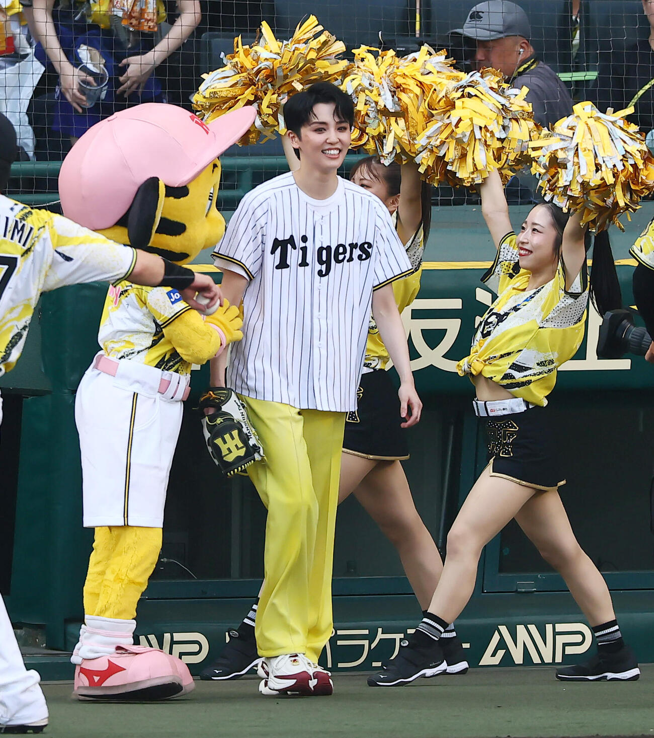 阪神対巨人　始球式を行う宝塚歌劇団星組トップスター暁千星（撮影・加藤哉）