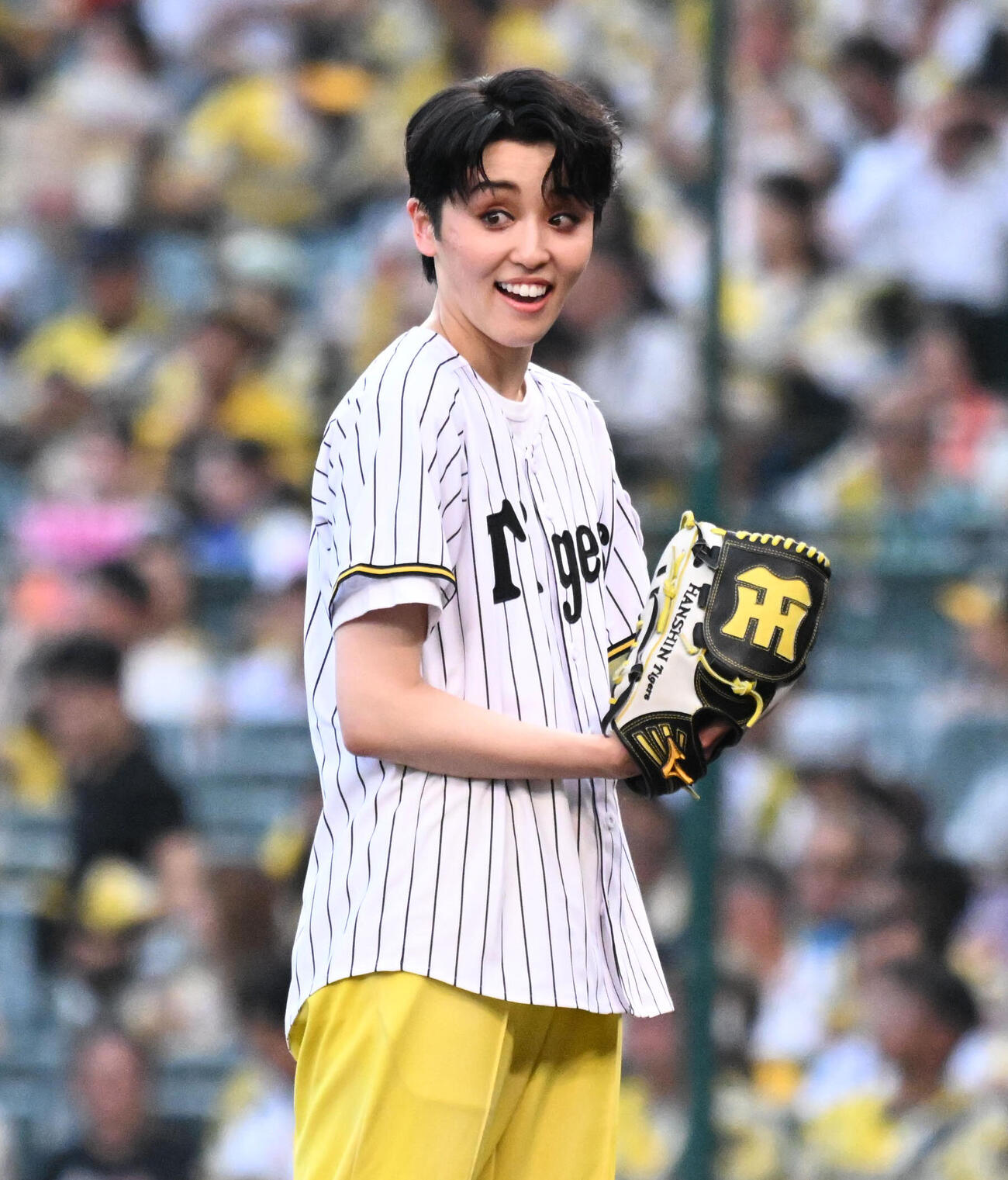 阪神対巨人　始球式を務める宝塚歌劇団星組の暁千星..（撮影・石井愛子）