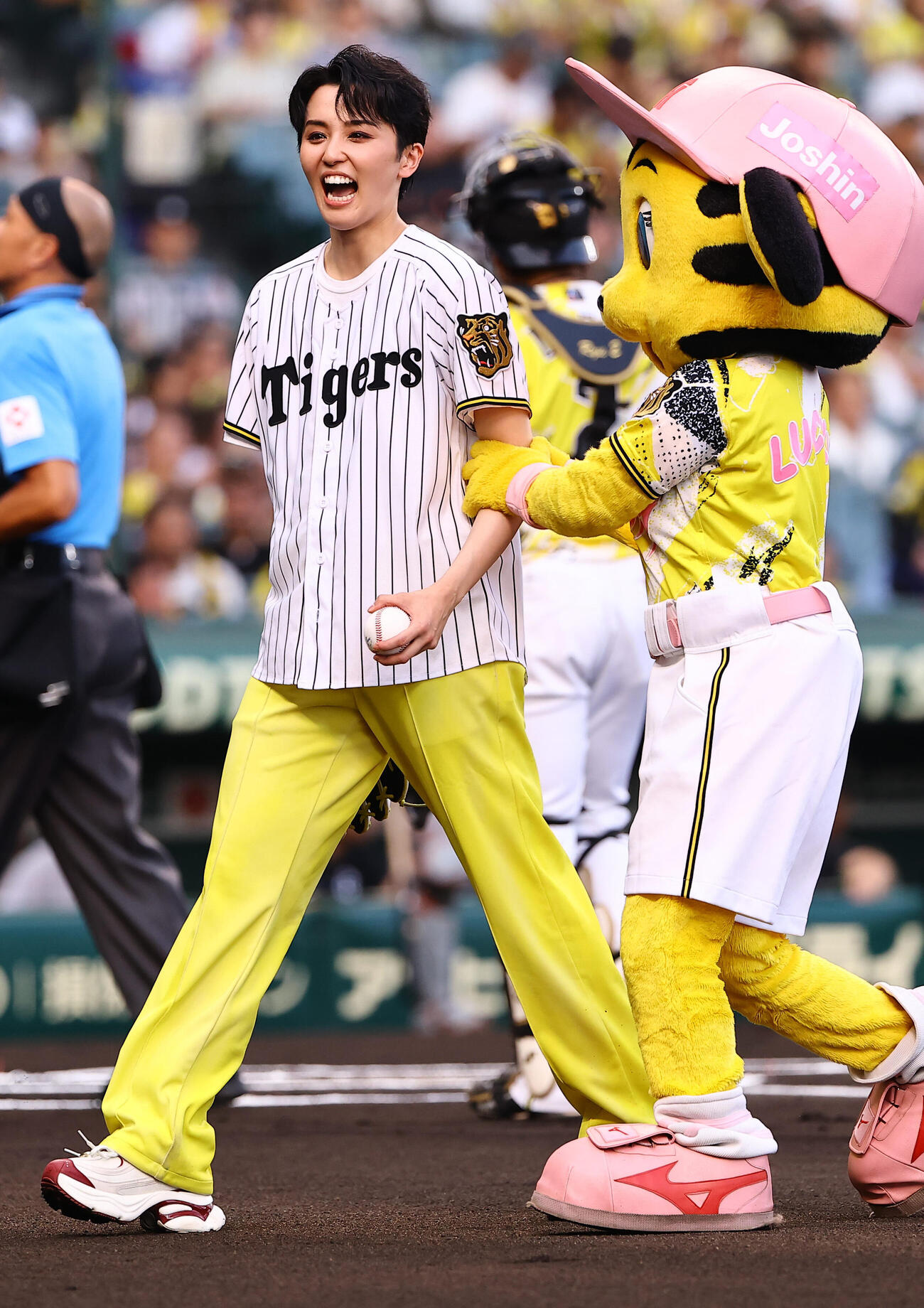 阪神対巨人　始球式を務める宝塚歌劇団・星組トップスターの暁千星（撮影・上田博志）