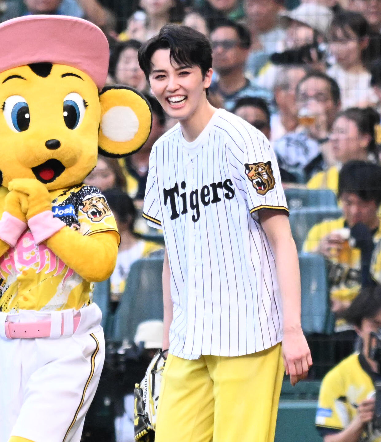 阪神対巨人　始球式を務める宝塚歌劇団星組の暁千星..（撮影・石井愛子）