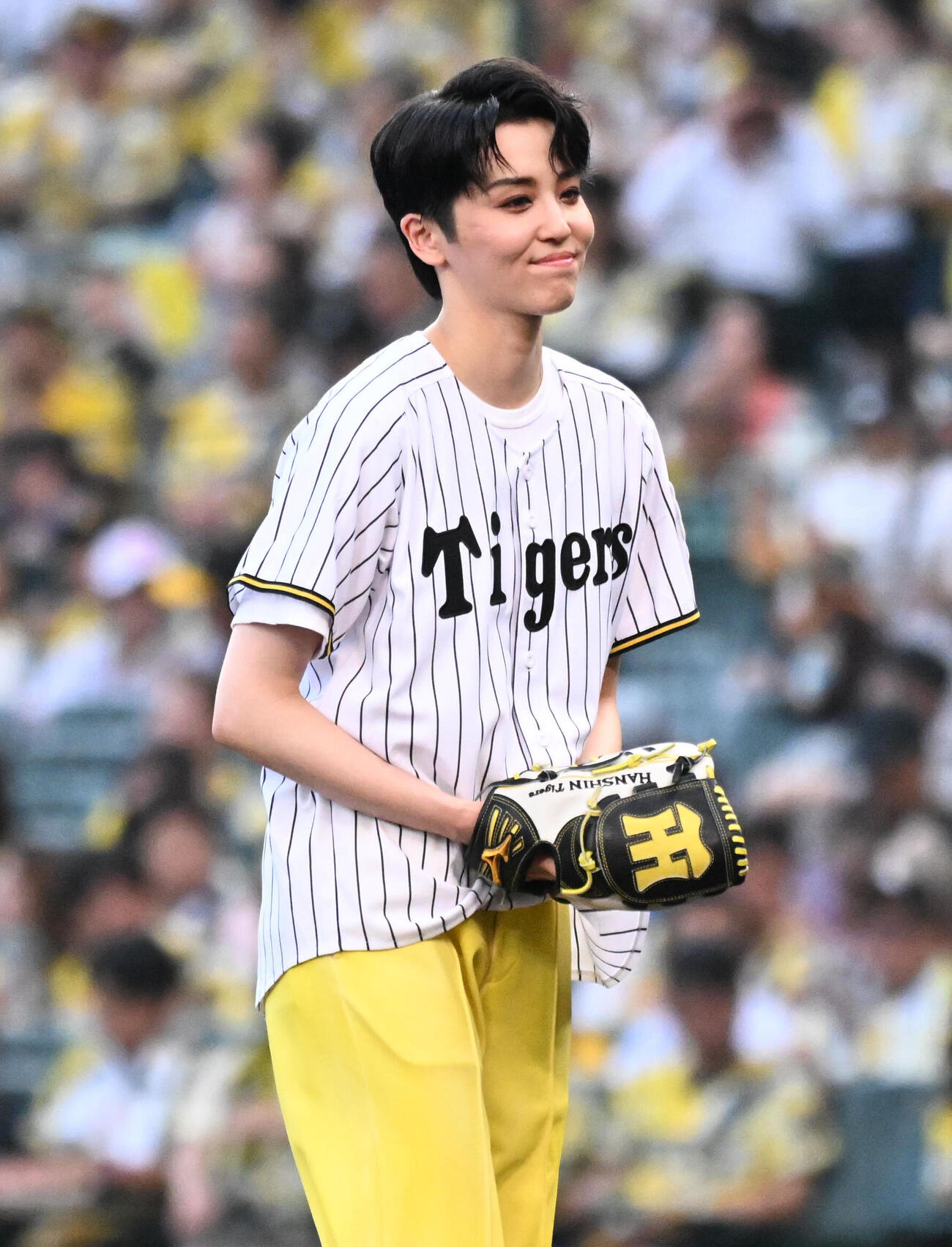 阪神対巨人　始球式を務める宝塚歌劇団星組の暁千星..（撮影・石井愛子）