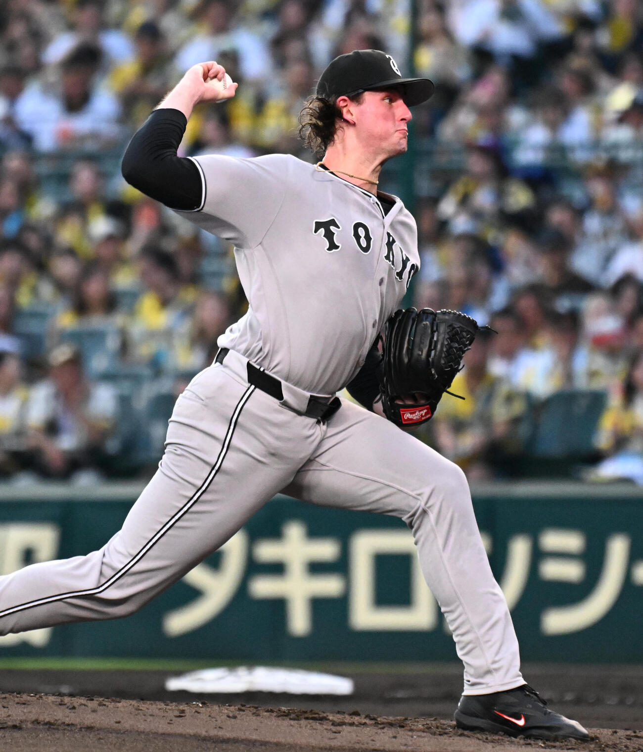阪神対巨人　1回裏を投げ終えベンチに引き揚げる巨人のフォレスト・ウィットリー（撮影・石井愛子）
