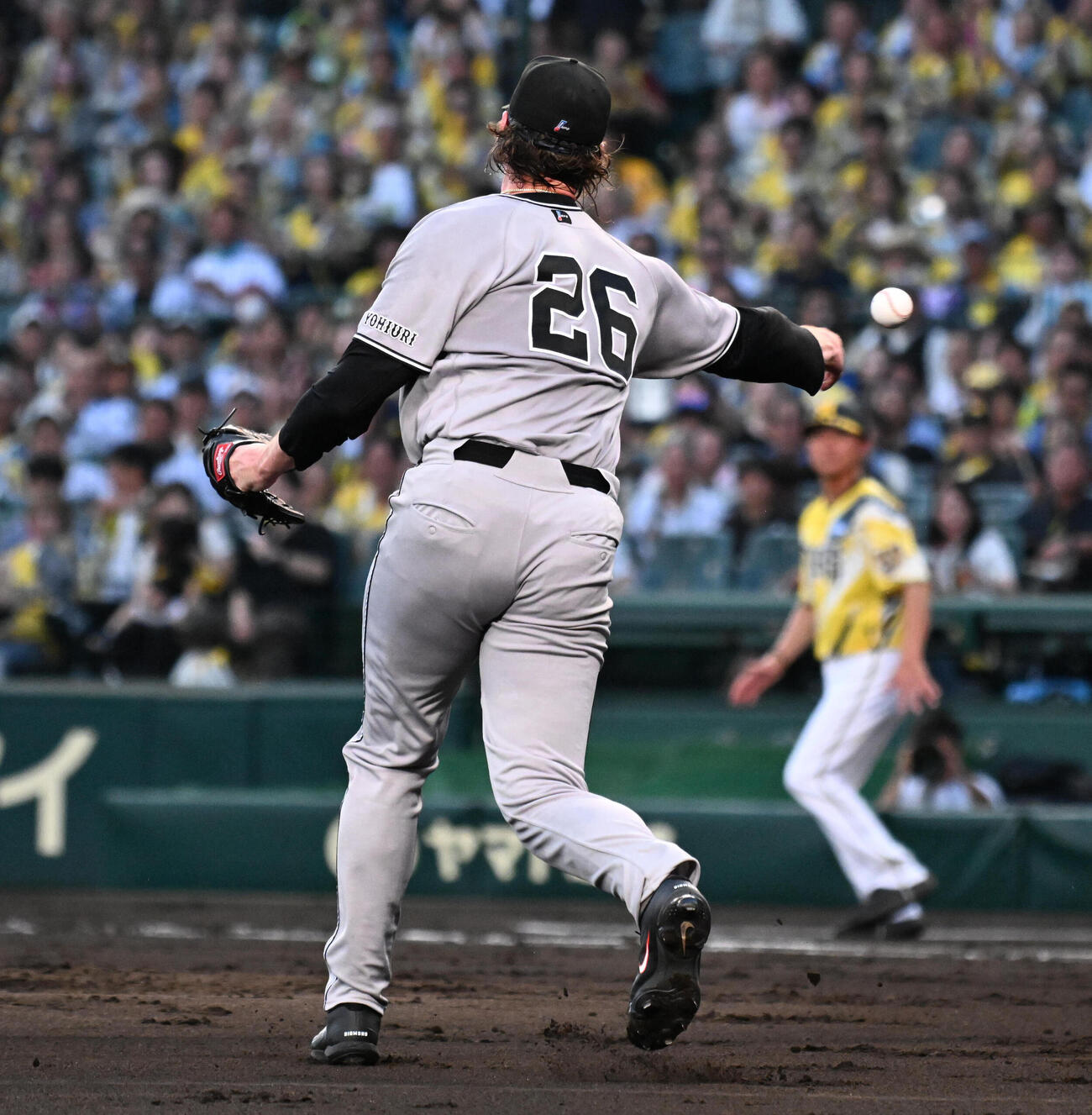 阪神対巨人　2回裏阪神1死一、二塁、フォレスト・ウィットリーは才木浩人のバントを一塁へ悪送球し失点（撮影・石井愛子）