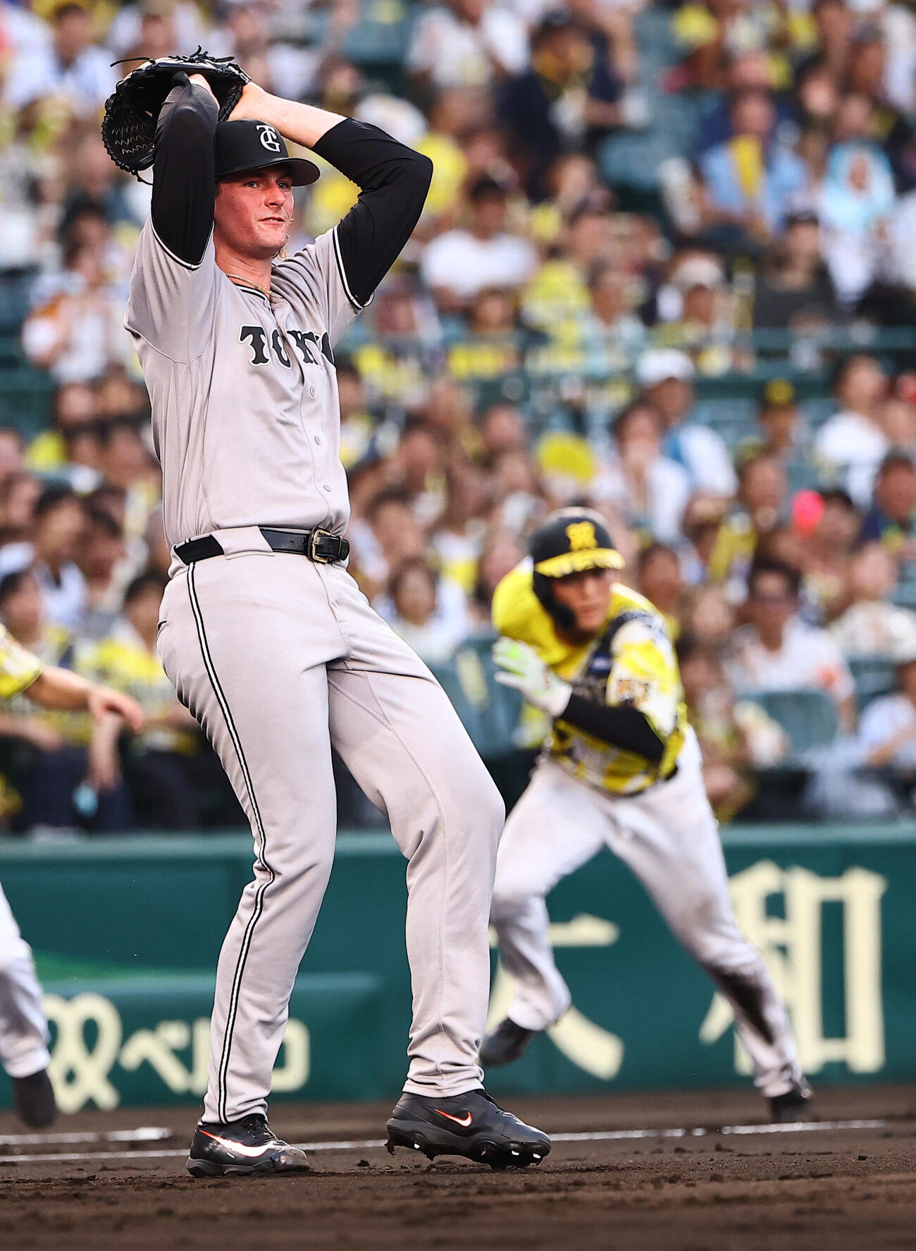 阪神対巨人　2回裏阪神1死一、二塁、ウィットリーは才木浩人のバントを一塁へ悪送球し高寺望夢（右）の生還を許す（撮影・上田博志）