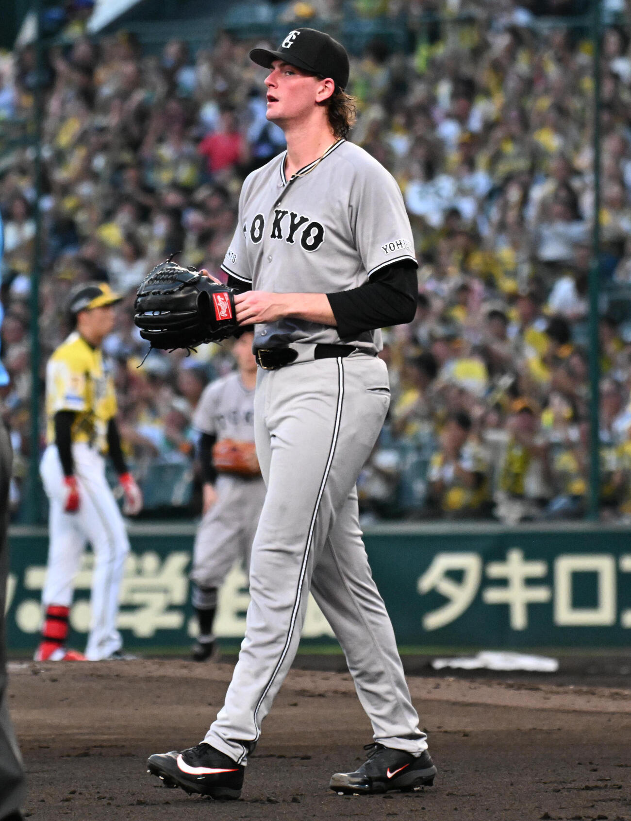 阪神対巨人　2回裏阪神1死一、二塁、フォレスト・ウィットリーは才木浩人のバントを一塁へ悪送球し失点する（撮影・石井愛子）