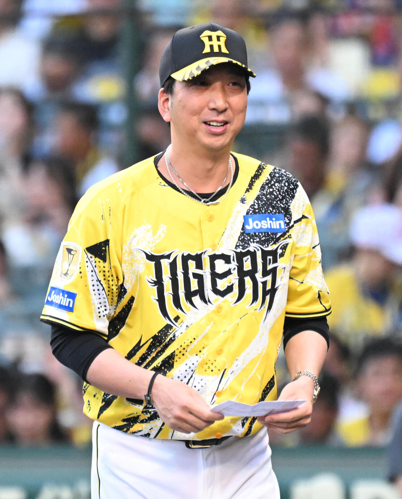 阪神対巨人　メンバー表交換をする阪神藤川球児監督（撮影・石井愛子）