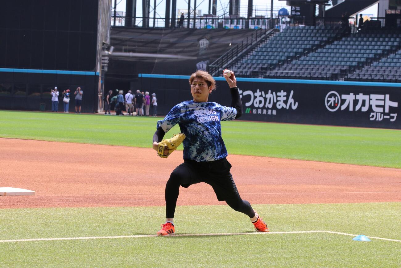 キャッチボールをする日本ハム加藤貴之投手（撮影・中島宙恵）