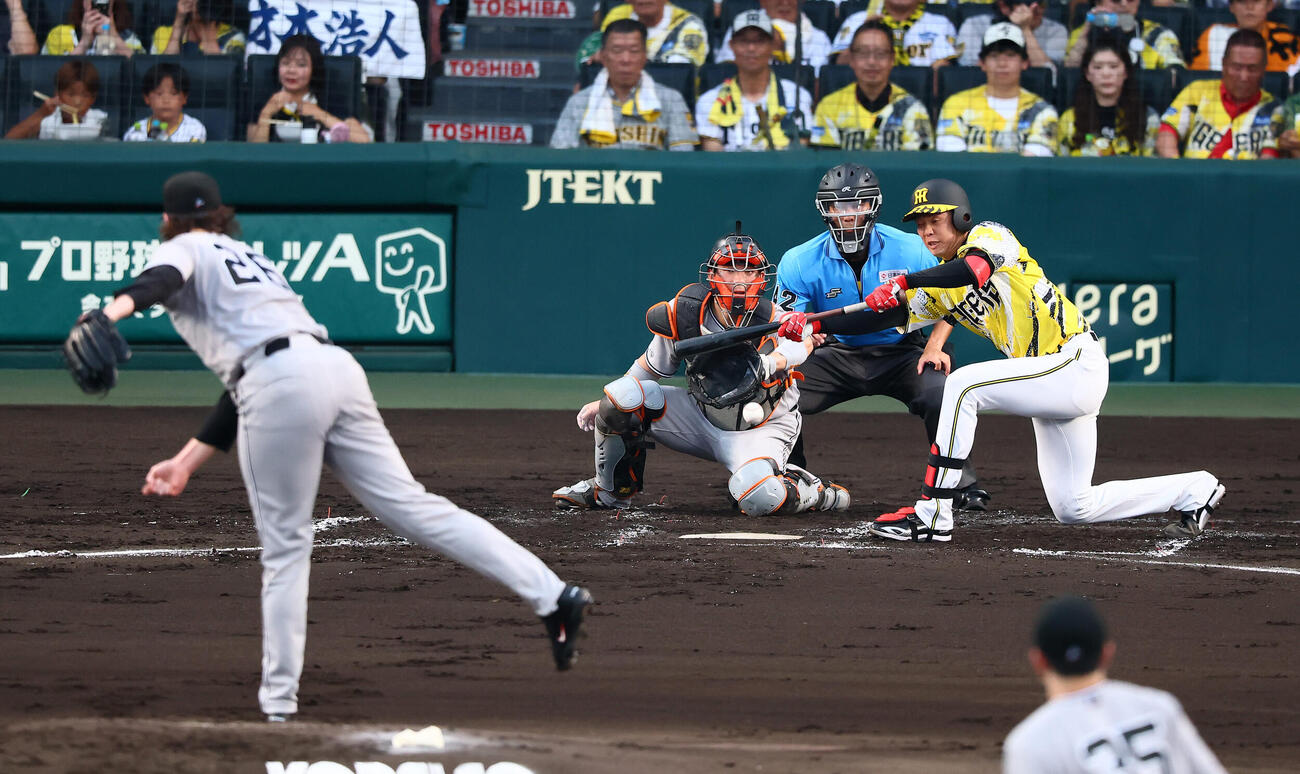 阪神対巨人　2回裏阪神1死一、二塁、才木浩人は送りバントを決める。投手フォレスト・ウィットリー（撮影・加藤哉）