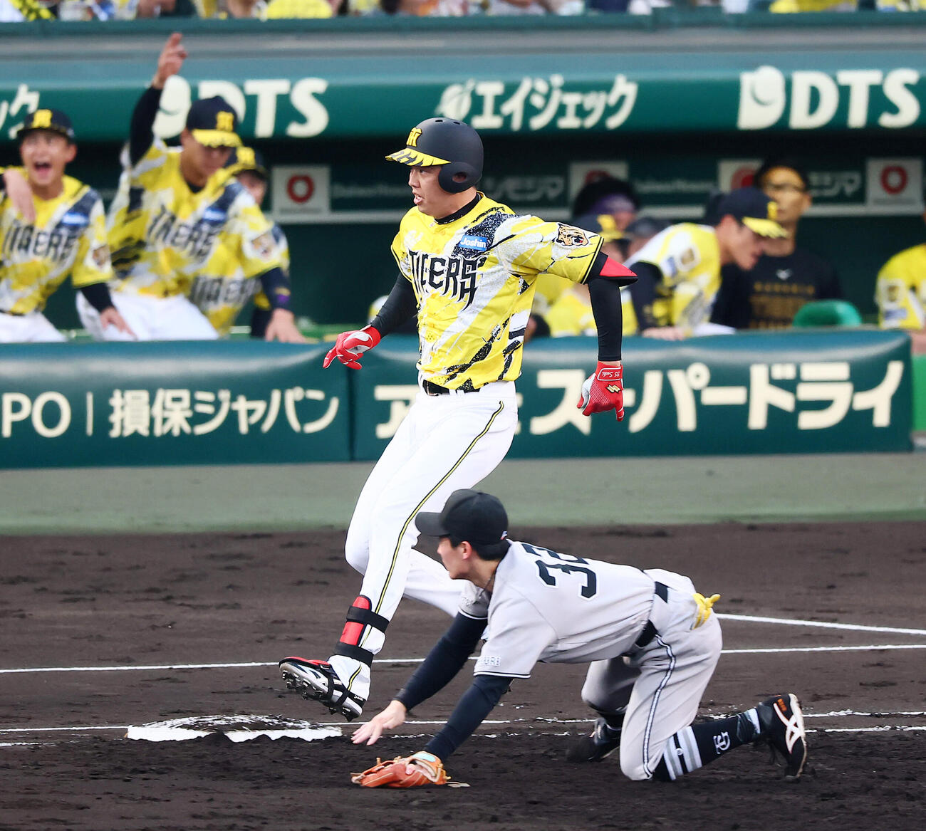 阪神対巨人　2回裏阪神1死一、二塁、才木浩人はバントを決め相手の悪送球で先制点を挙げる（撮影・加藤哉）