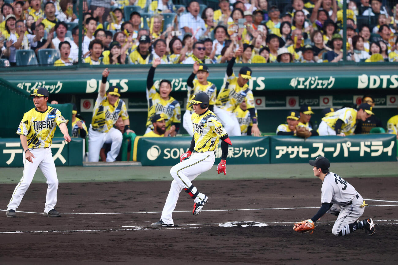阪神対巨人　2回裏阪神1死一、二塁、才木浩人はバントを決め相手の悪送球で先制点を挙げる（撮影・加藤哉）