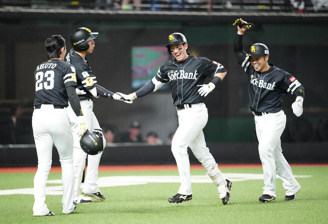 西武対ソフトバンク　4回表ソフトバンク無死一、三塁、30号3点本塁打を放ち、柳田悠岐（中央左）とタッチを交わす栗原陵矢。右端は近藤健介、左端は周東佑京（撮影・江口和貴）