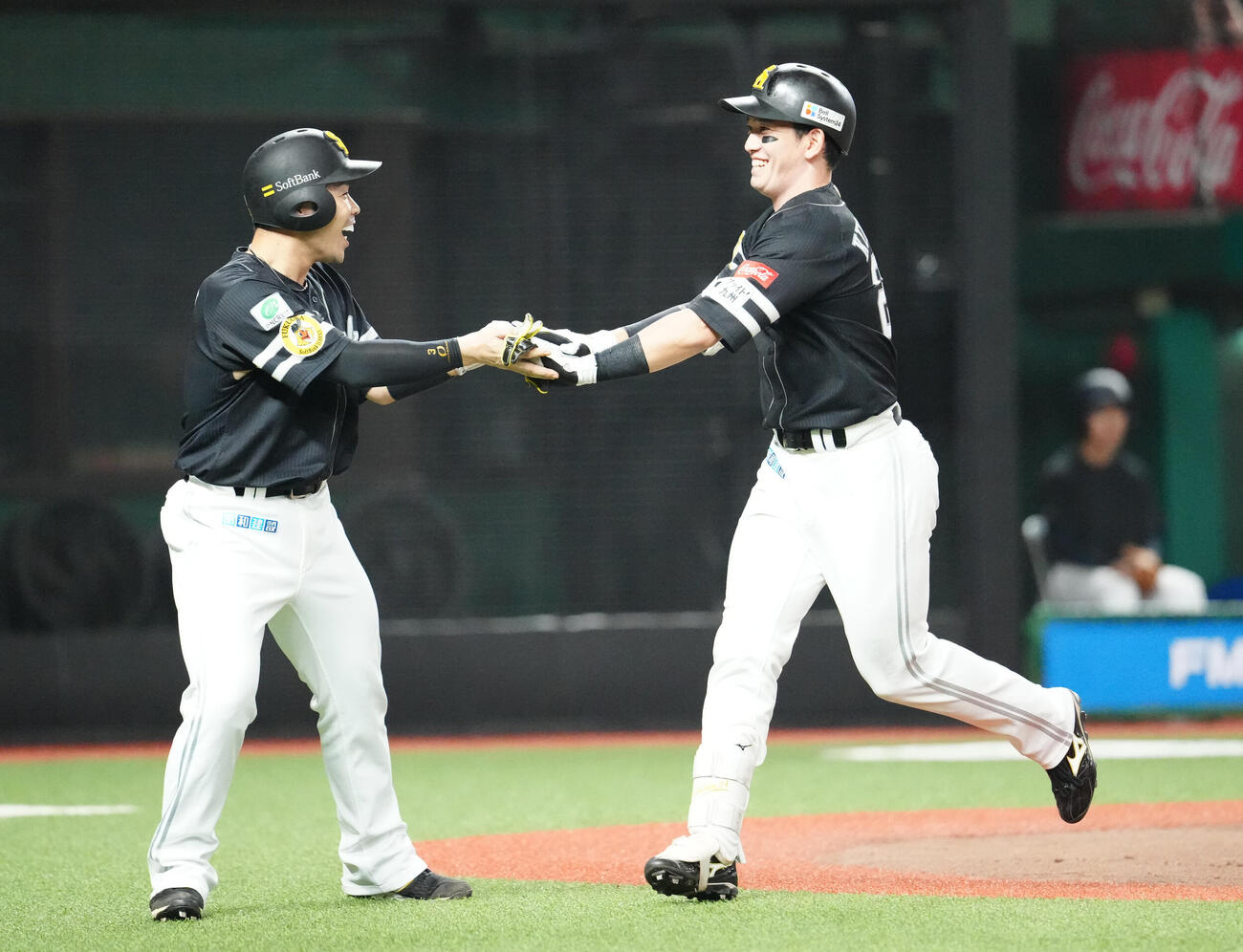 西武対ソフトバンク　4回表ソフトバンク無死一、三塁、30号3点本塁打を放ち、近藤健介（左）とタッチを交わす栗原陵矢（撮影・江口和貴）