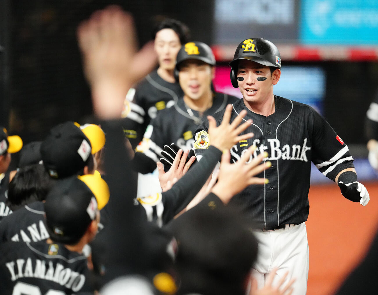 西武対ソフトバンク　4回表ソフトバンク無死一、三塁、30号となる3点本塁打を放ち、タッチを交わす栗原陵矢（右）（撮影・江口和貴）