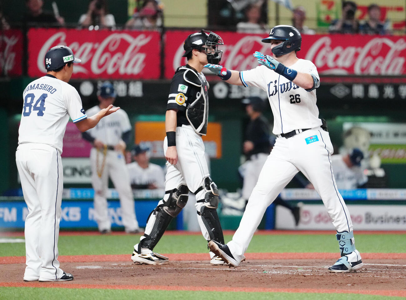 西武対ソフトバンク　2回裏西武無死、先制本塁打を放ち、生還したタイラー・ネビン（右）（撮影・江口和貴）