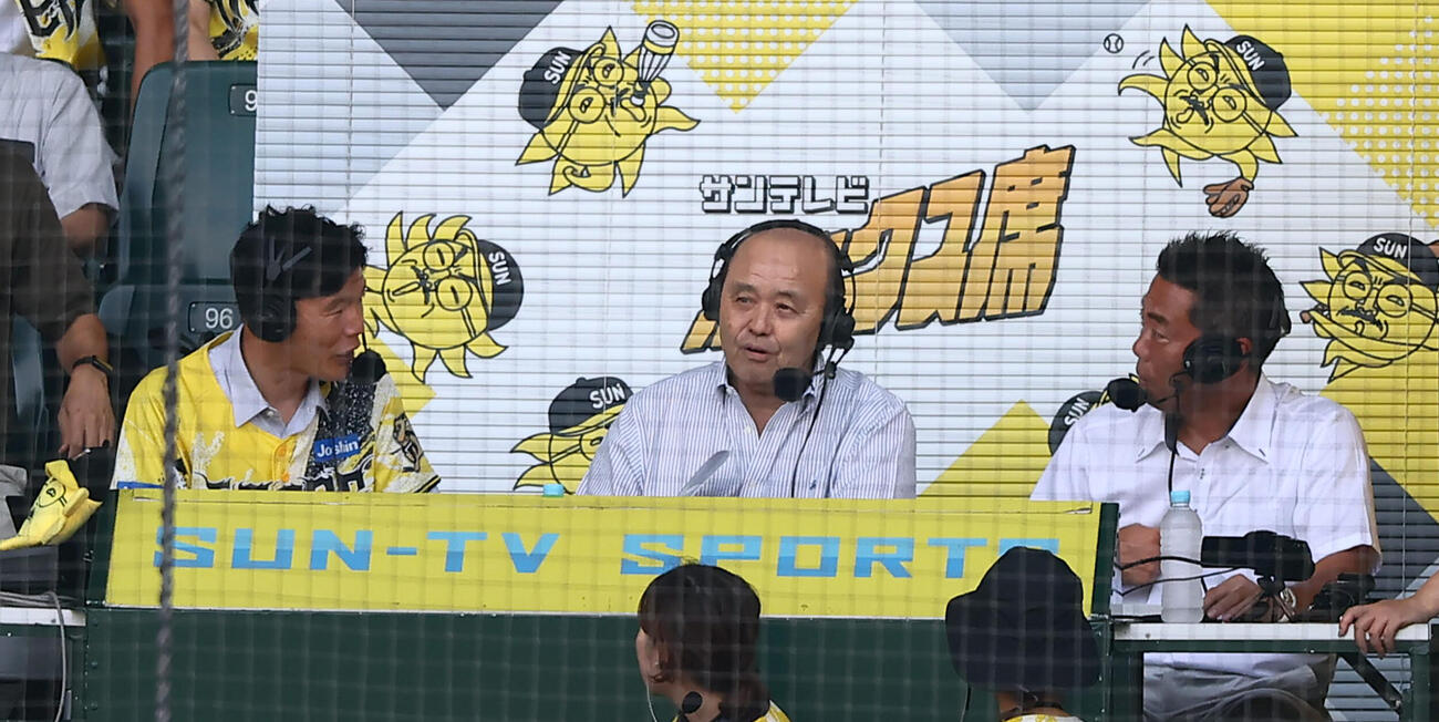 阪神対巨人　サンテレビ解説の岡田彰布オーナー付顧問と右は上原浩治氏（撮影・加藤哉）